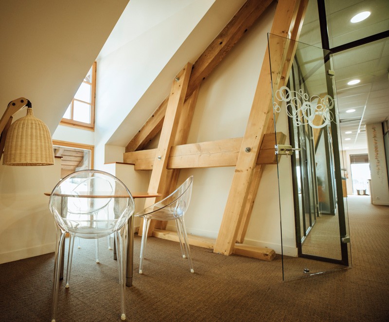 Table et chaise dans un couloir